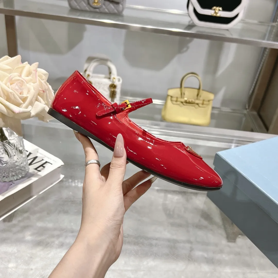 👟👟Ex-factory price 440👟👟 🔥🔥✨Prada/Prada 2024ss spring and summer new products are now available🌟 Mary Jane flat ballet shoes Soft and comfortable, recommended by major bloggers in Little Red Book, proper college style ➕Commuting 1-1 development Round-head golden triangle button Fabric: patent leather, sheepskin, silk fabric Sheepskin lining code number: 35 to 40 (41 is custom-made and cannot be returned or exchanged)